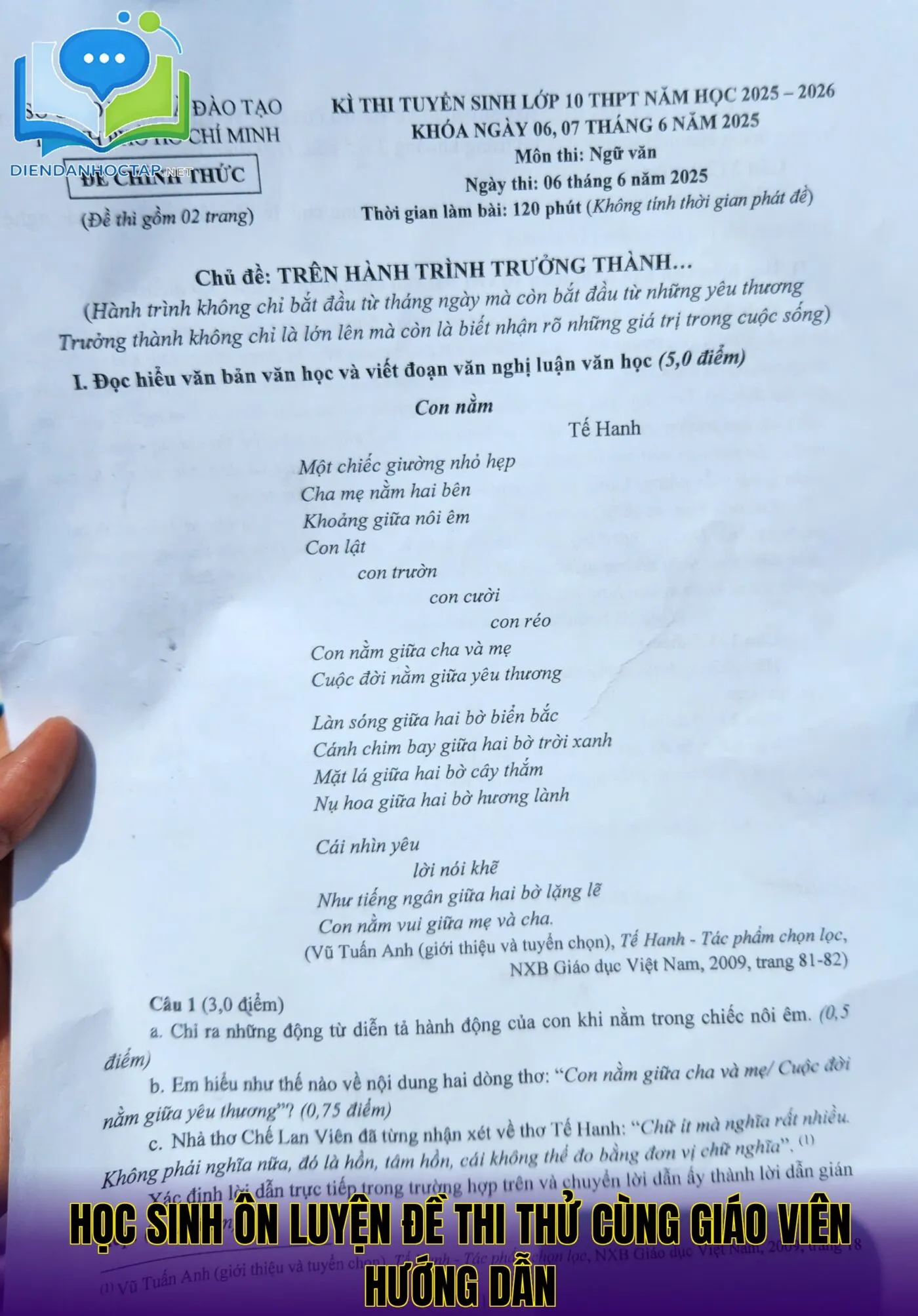 Học sinh ôn luyện đề thi thử cùng giáo viên hướng dẫn